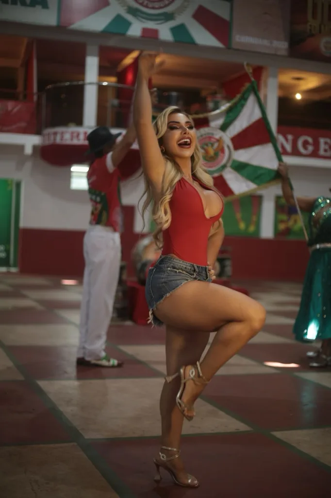 Carnaval de Vitória 2026: nova rainha da Jucutuquara já desfilou com fantasia de ouro na Andaraí