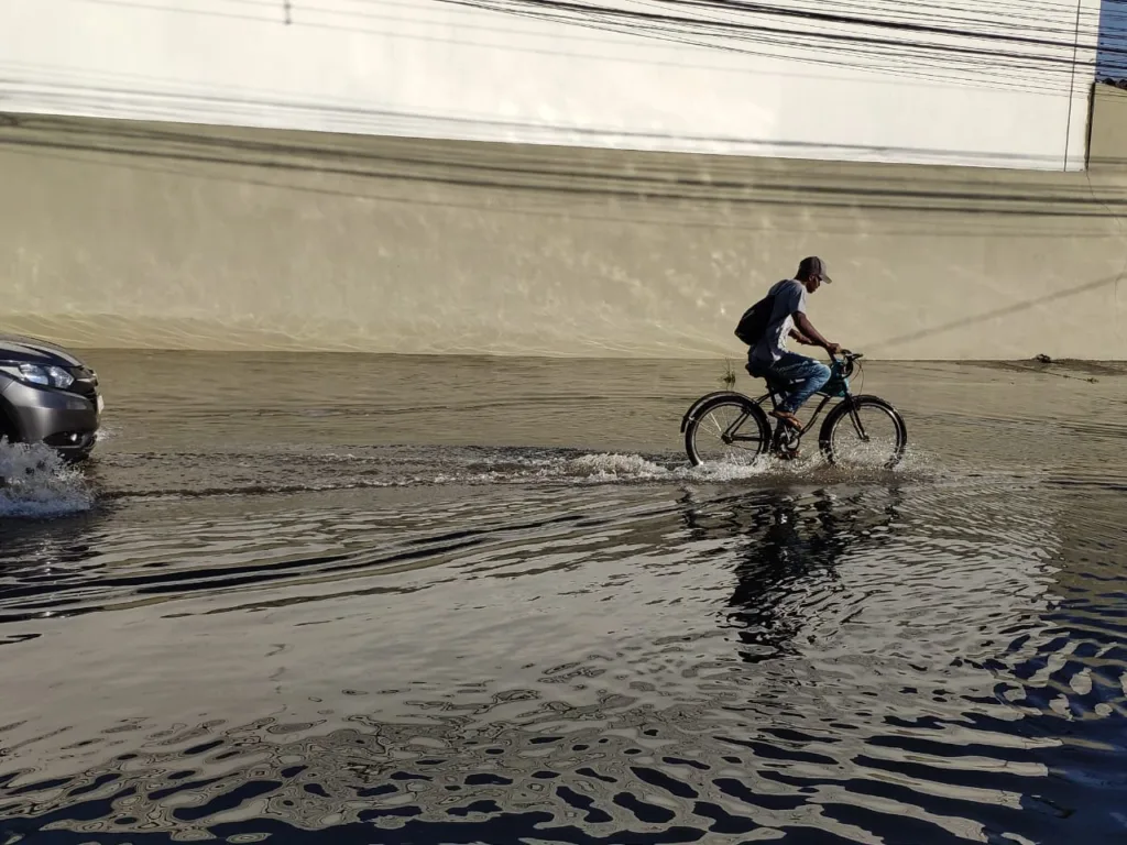 Rua alagada Cobilândia