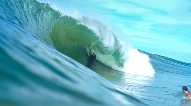Breno Kuster encara a onda do Avalanche, em Vila Velha