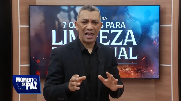 Homem em cadeira de rodas se levanta após oração na igreja