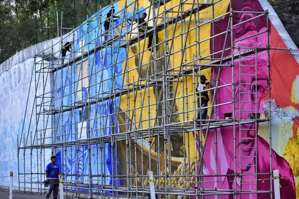 Painel gigante pintado por artistas retrata cultura capixaba na Alça de saída da terceira ponte