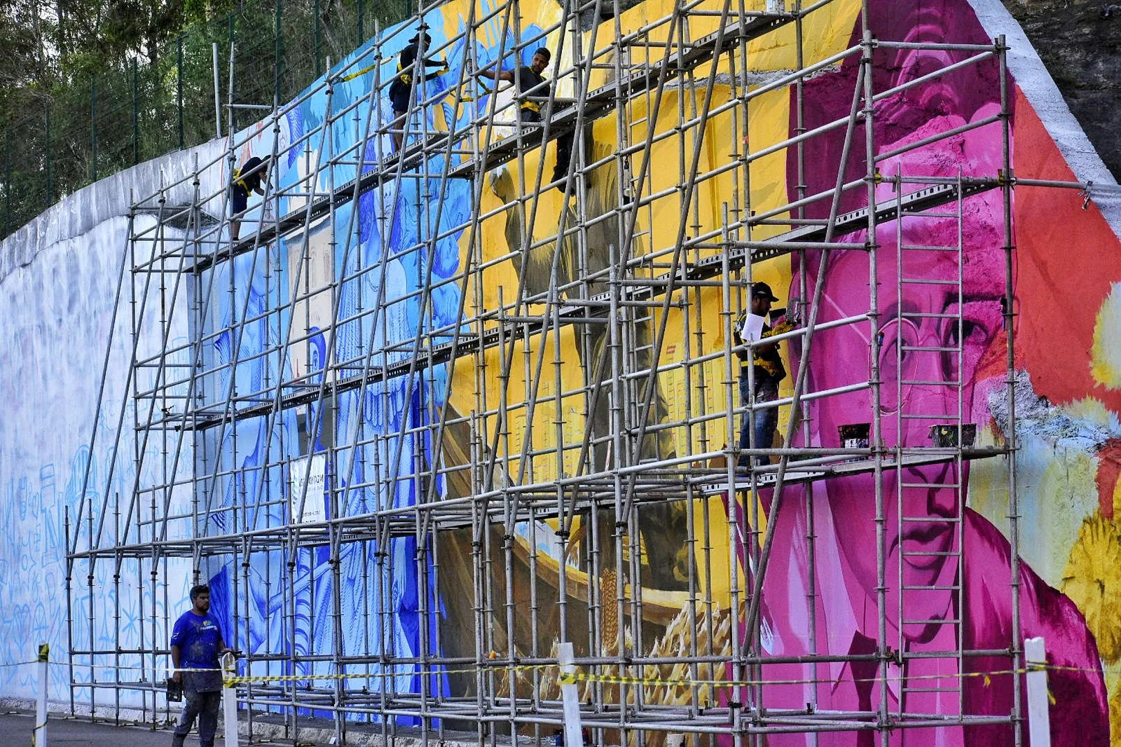 Painel gigante pintado por artistas retrata cultura capixaba na Alça de saída da terceira ponte