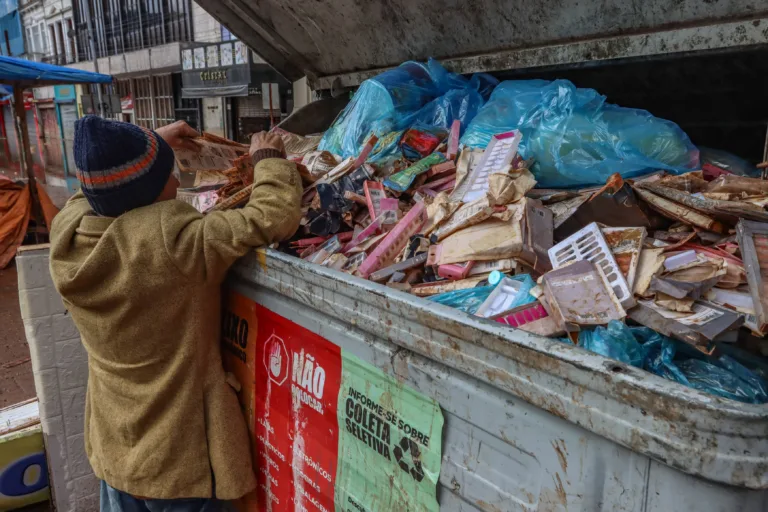 Apesar da diminuição da diferença de renda entre mais ricos e mais pobres, país ainda sofre com desigualdades e grande parte da população vivendo abaixo da linha da pobreza.  Crédito: Rafa Neddermeyer/Agência Brasil