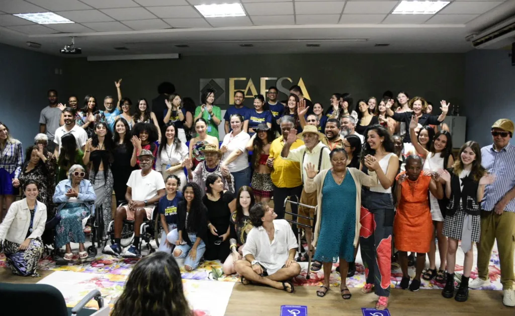 Desfile de moda com idosos na Faesa