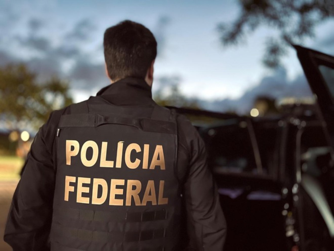 Policiais da Federal que cumpriram mandados apreenderam veículos de operadores de fraudes no INSS. Crédito: Divulgação Polícia Federal