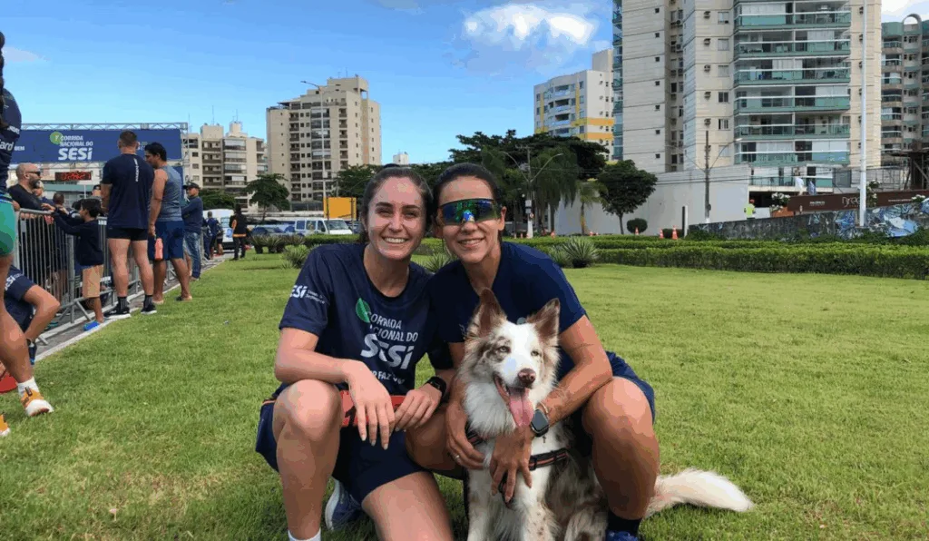 Tainara, Samara e a cachorrinha Zaia (Foto: Leiri Santana)