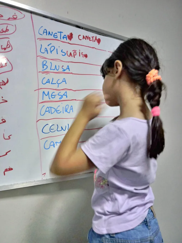 Crianças palestinas na Mesquita de Vitória