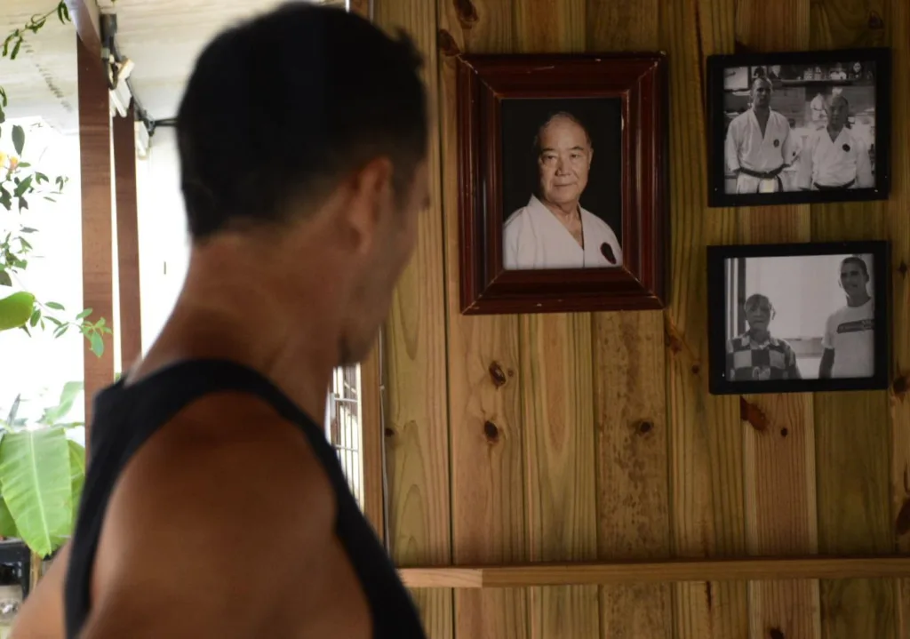 Professor constrói casa japonesa pra ensinar caratê em Vitória