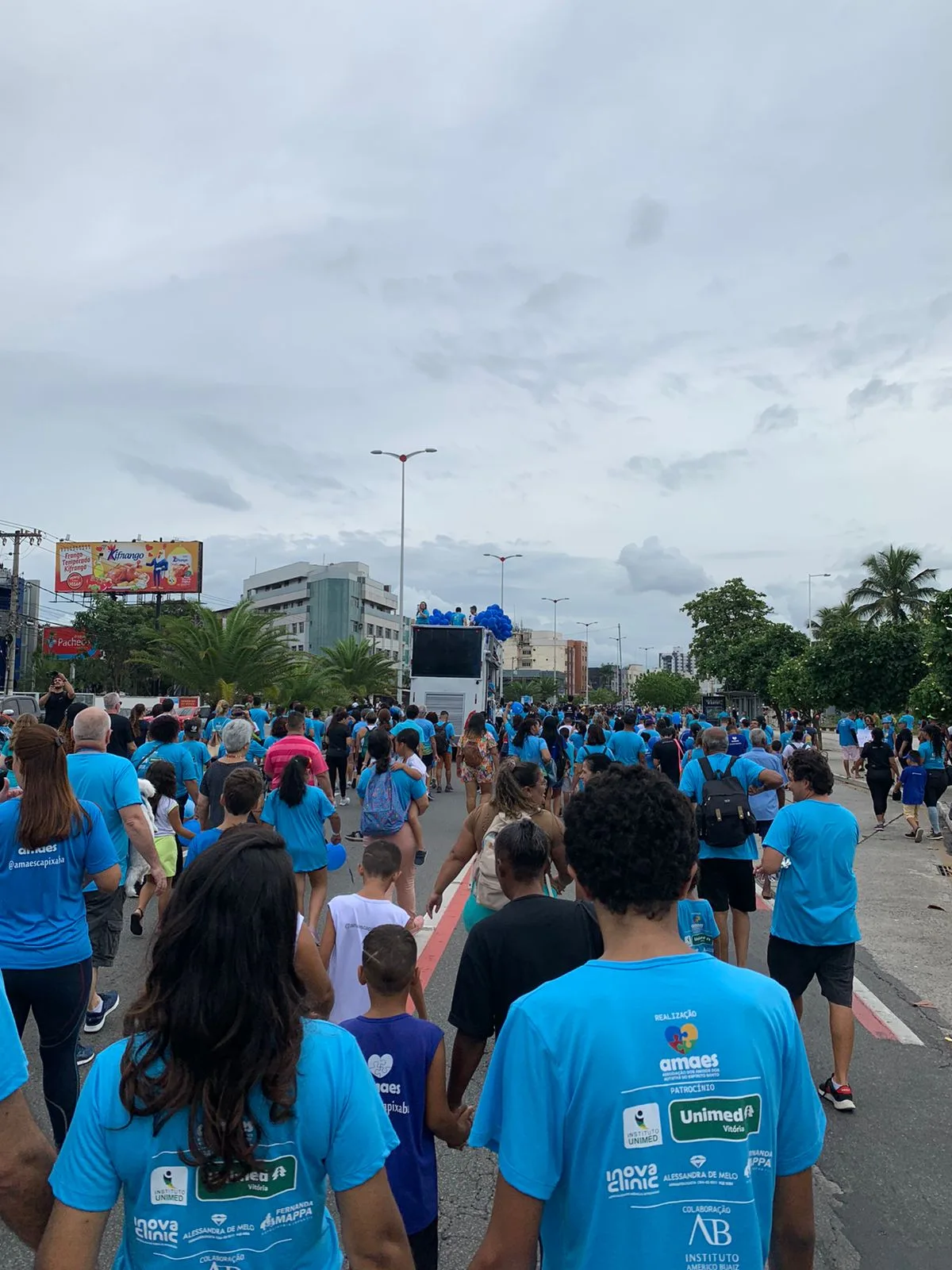 Caminhada dos Autistas reúne multidão em Camburi