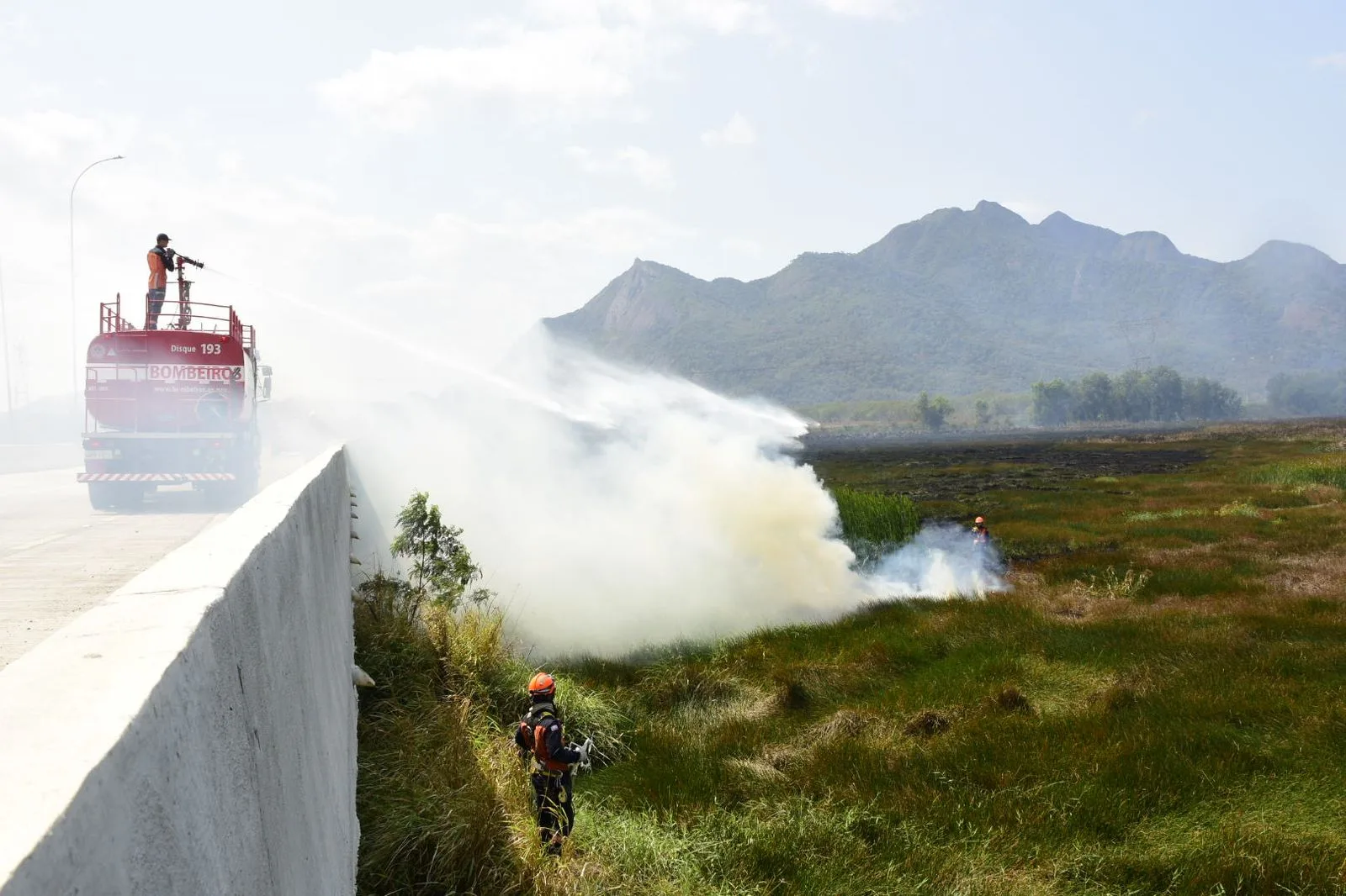 Bombeiros atuam em incêndio em área de turfa