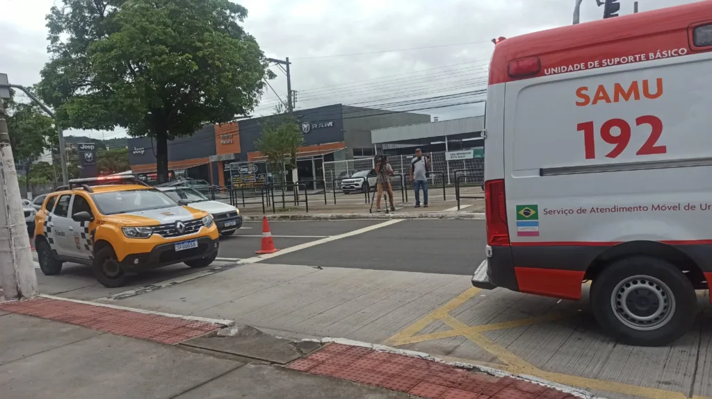 Carro capota - Acidente - Avenida Vitória