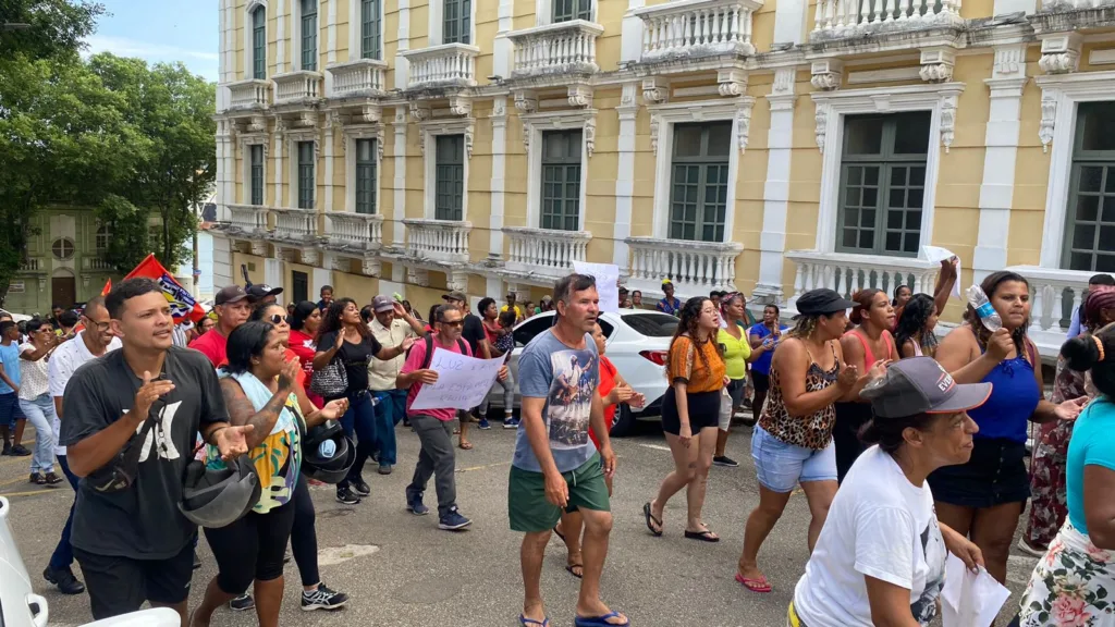 Protesto na frente do Palácio Anchieta