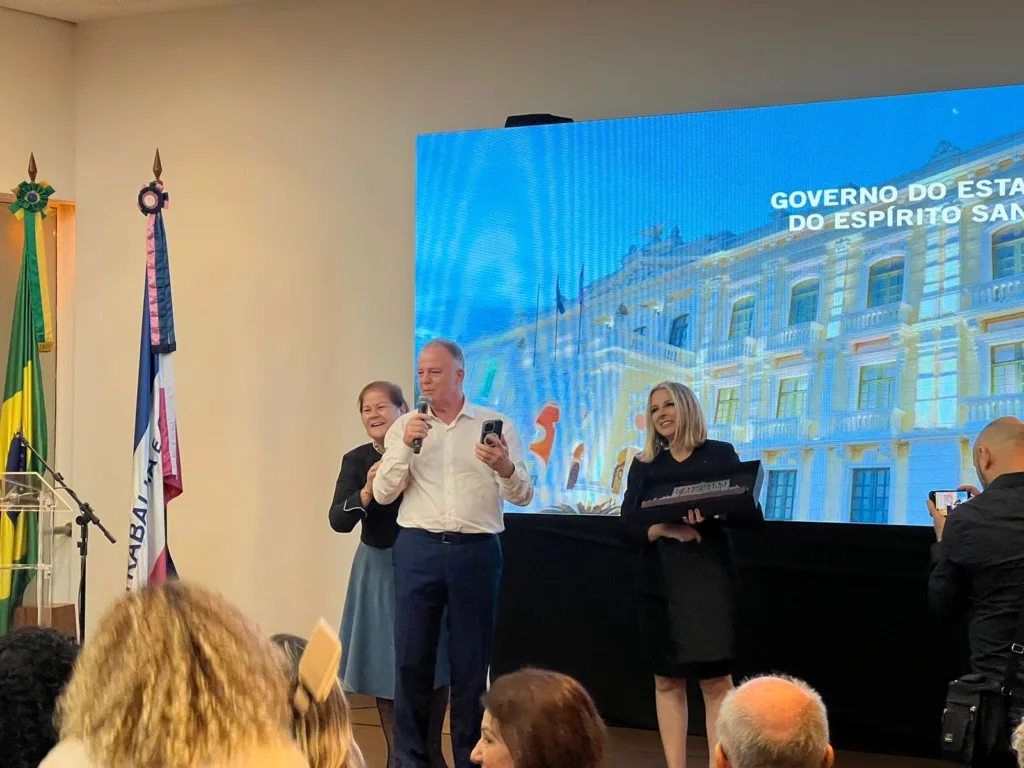 Hilda Cabas ganha homenagem do governador Renato Casagrande no Palácio Anchieta