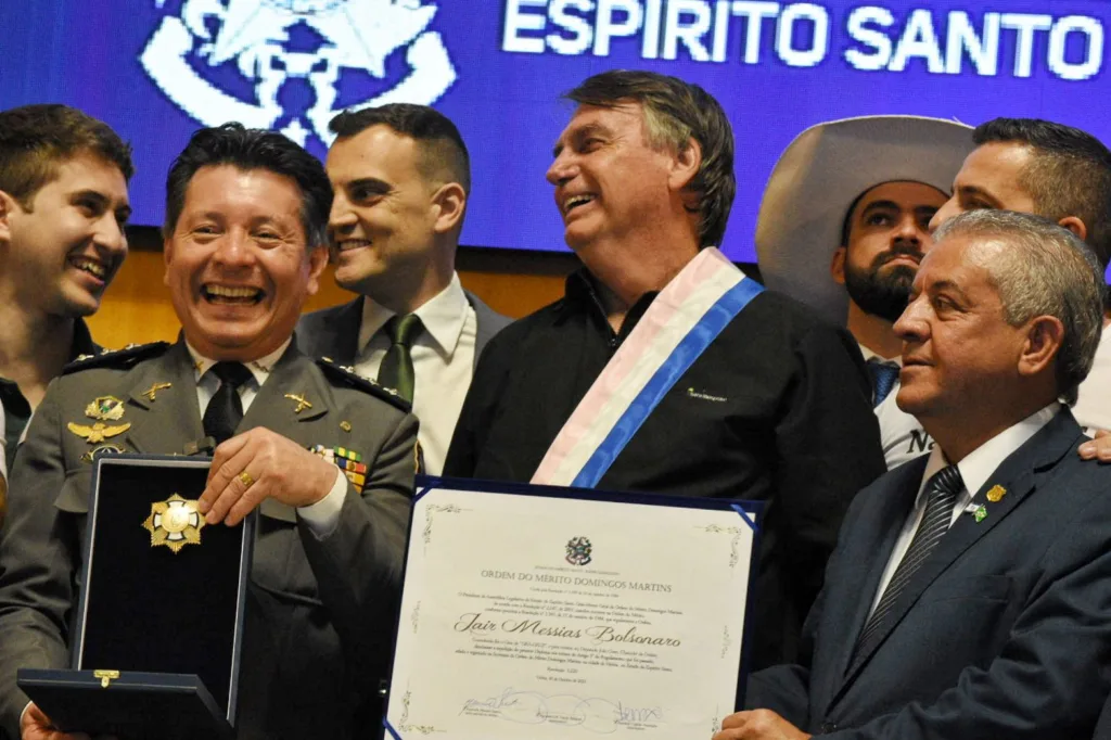Bolsonaro recebendo faixa do ES na Assembleia ALES