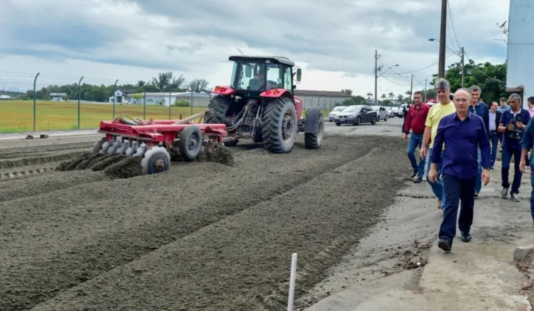 Obras da Rodovia ES-388, no trecho entre Barra do Jucu e Xuri.