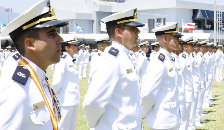 Aspirantes formados na Escola Naval da Marinha do Brasil. Foto: Isac Nóbrega/PR