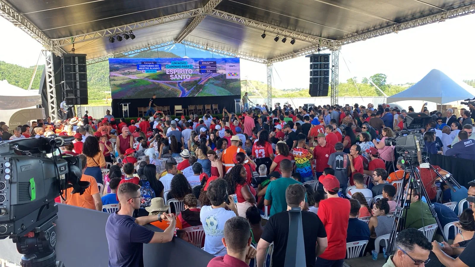 Apoiadores aguardam chegada de Lula no ES