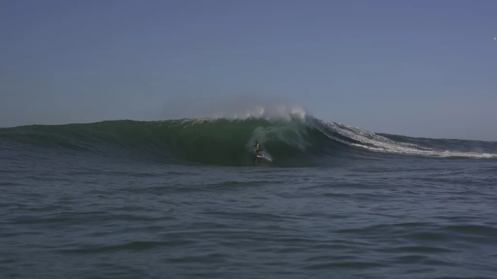 Sessão de surfe de ondas grandes no pico chamado de 2012, em Vila Velha