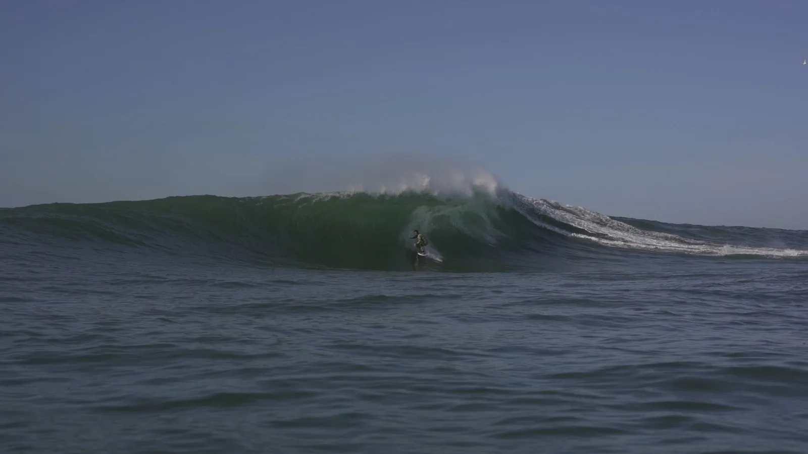 Sessão de surfe de ondas grandes no pico chamado de 2012, em Vila Velha