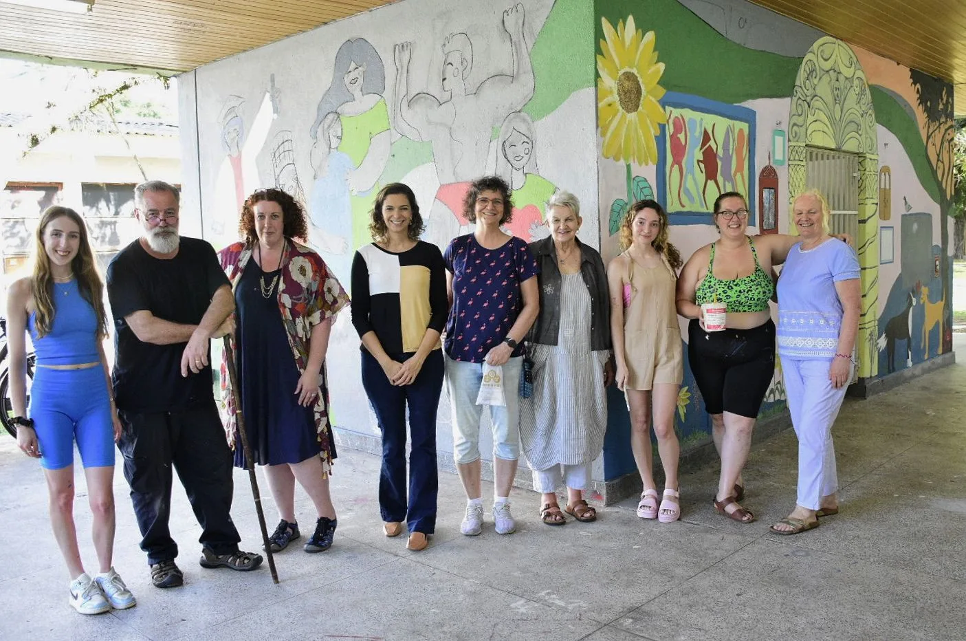 Alunos do País de Gales pintam paredes na Ufes