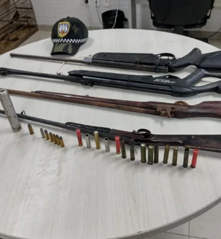 Crime ambiental: homem é detido com mais de 20 pássaros e armas em Viana