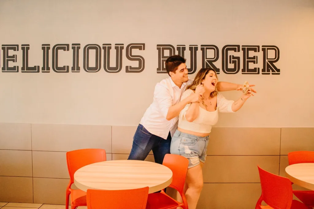Noiva posa para fotos de casamento em McDonald’s de Vitória
