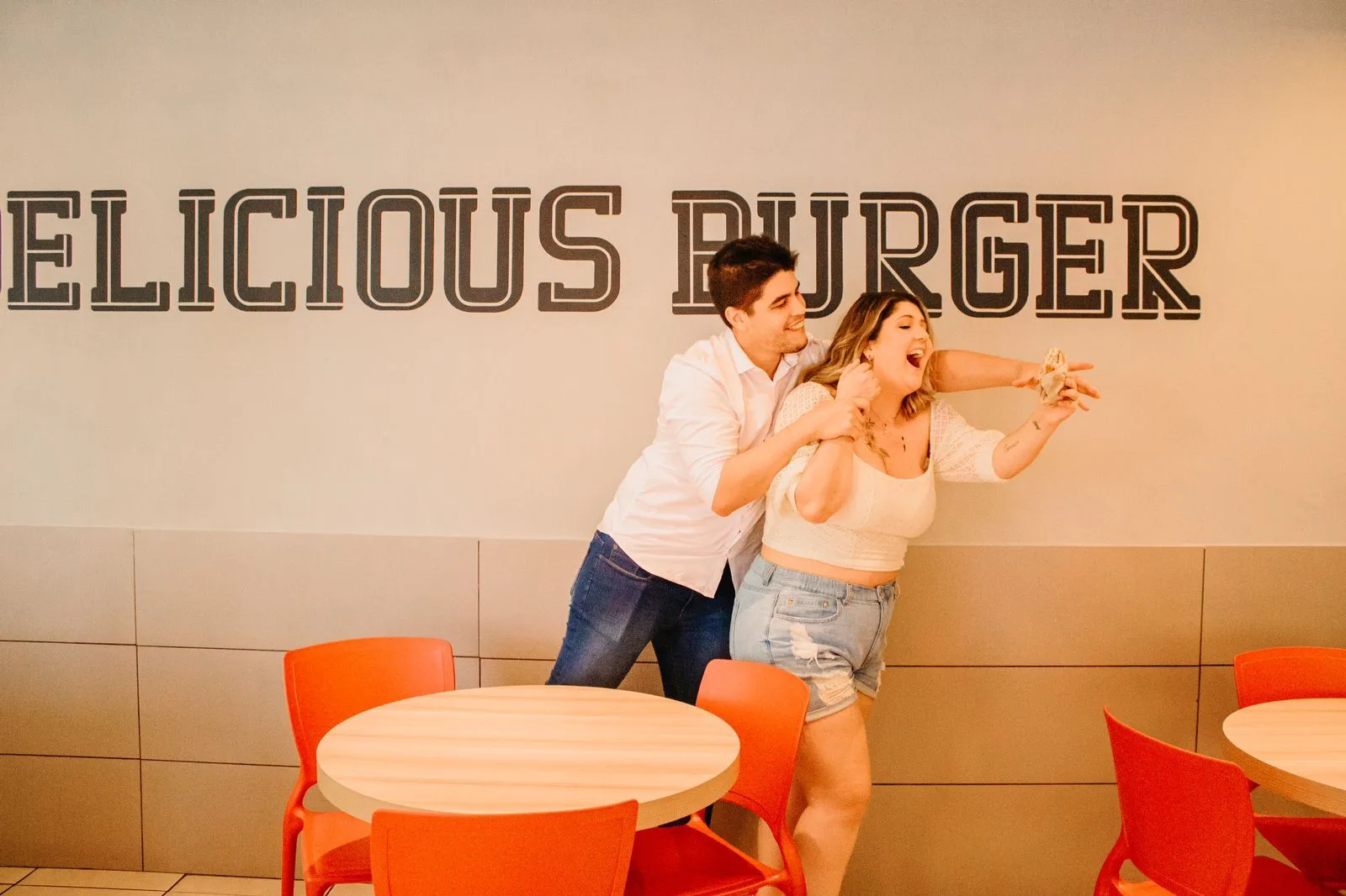 Noiva posa para fotos de casamento em McDonald’s de Vitória