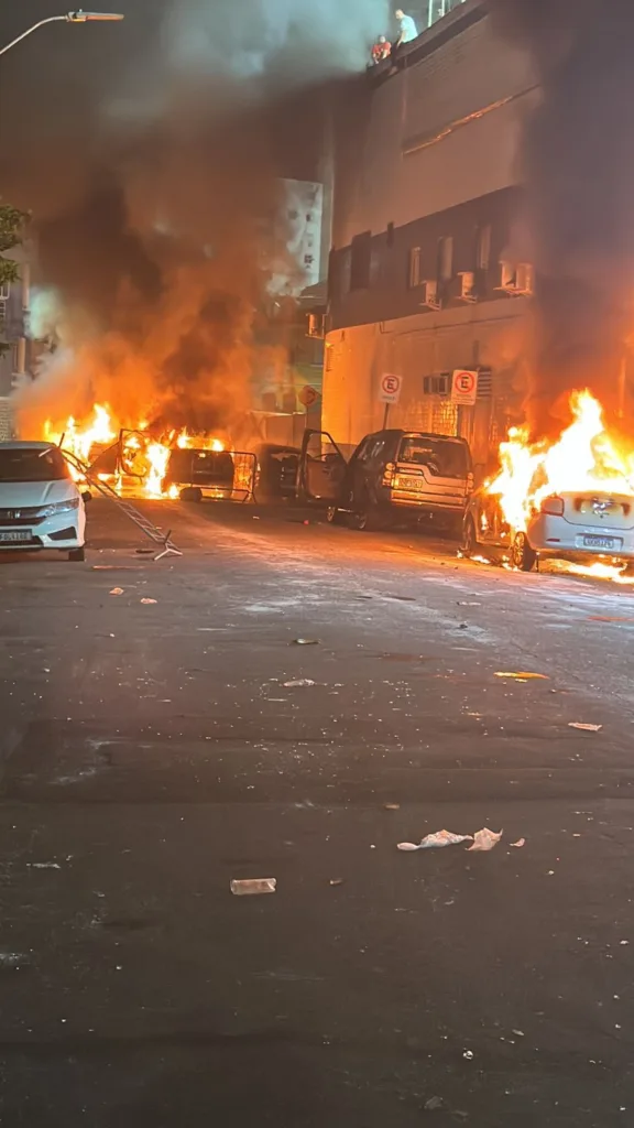 Santos rebaixado. Fogo em ônibus e carros