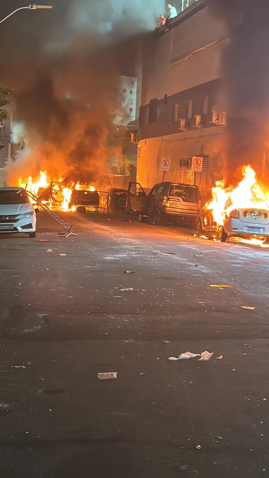 Santos rebaixado. Fogo em ônibus e carros