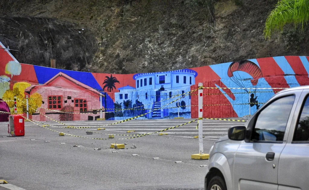 Painel gigante pintado por artistas retrata cultura capixaba na Alça de saída da terceira ponte