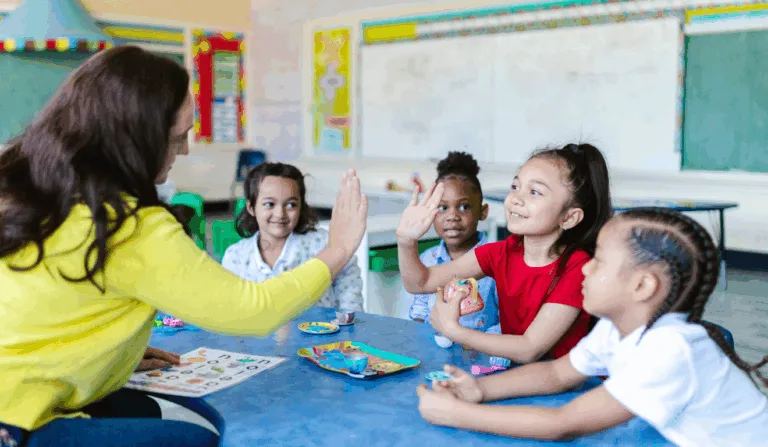 Professora com alunos na escola