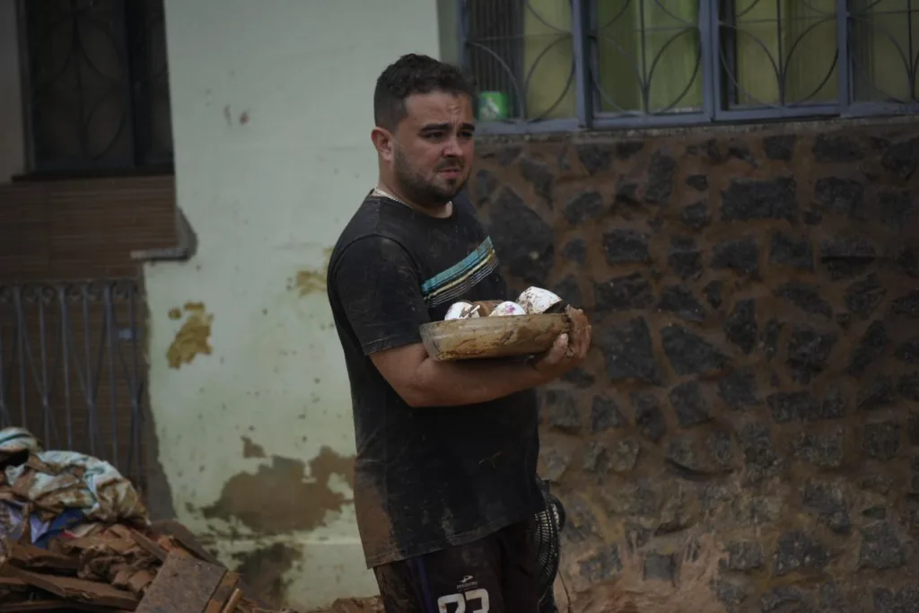 Pessoas buscam ajuda em Mimoso do Sul