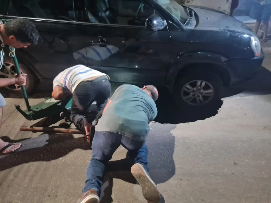 buraco engole carro