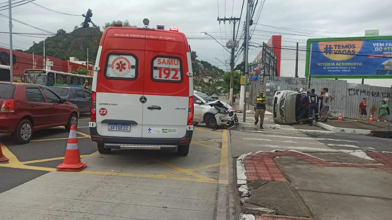 Carro capota - Acidente - Avenida Vitória