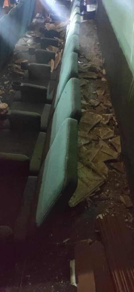 Teto Cinema desaba