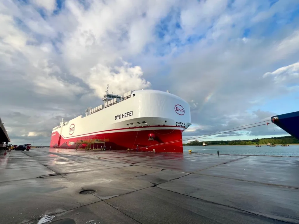 Em navio gigante, BYD desembarca mais cinco mil veículos no Portocel