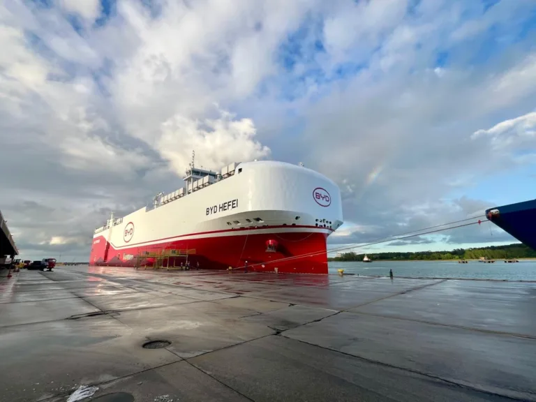 Em navio gigante, BYD desembarca mais cinco mil veículos no Portocel