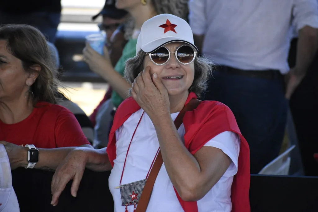 Apoiadores aguardam chegada de Lula no ES
