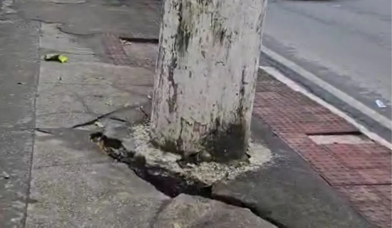 Poste na Avenida Maruípe apresenta erosão profunda na base. Foto: Reprodução