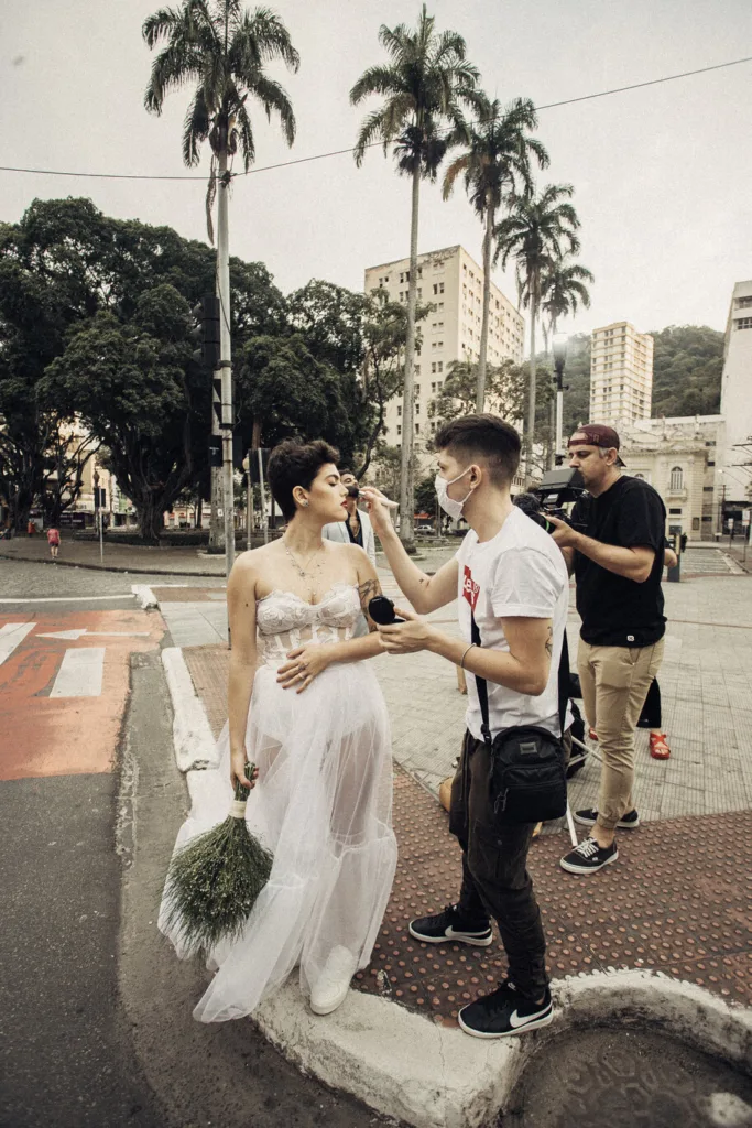 Noiva para o trânsito no Centro de Vitória para ensaio de fotos