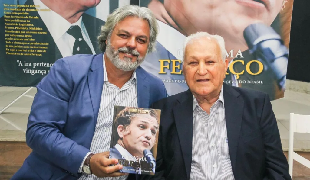 Romulo Felippe, autor da biografia, e Theodorico Ferraço