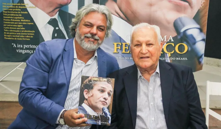 Romulo Felippe, autor da biografia, e Theodorico Ferraço