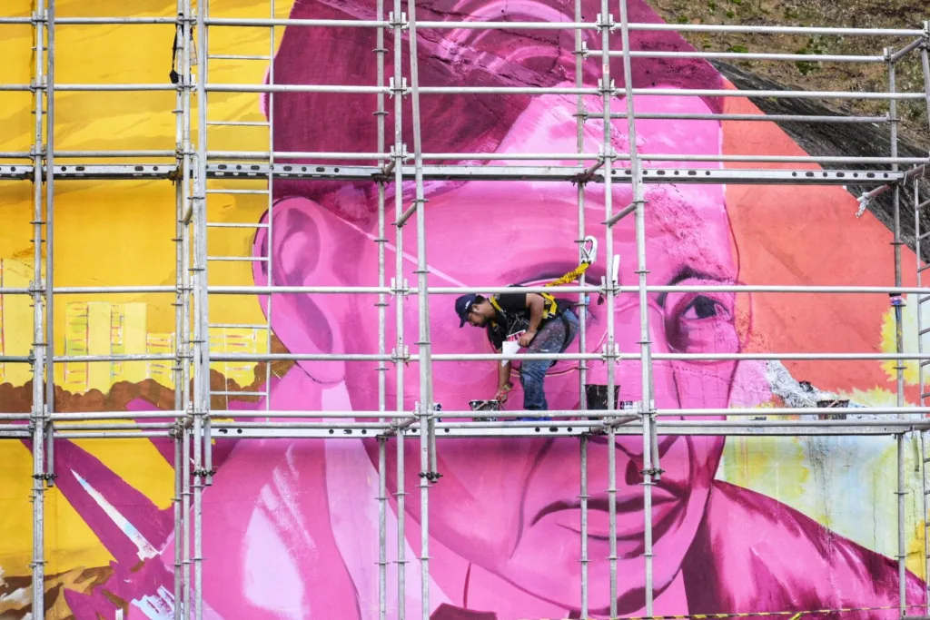 Painel gigante pintado por artistas retrata cultura capixaba na Alça de saída da terceira ponte