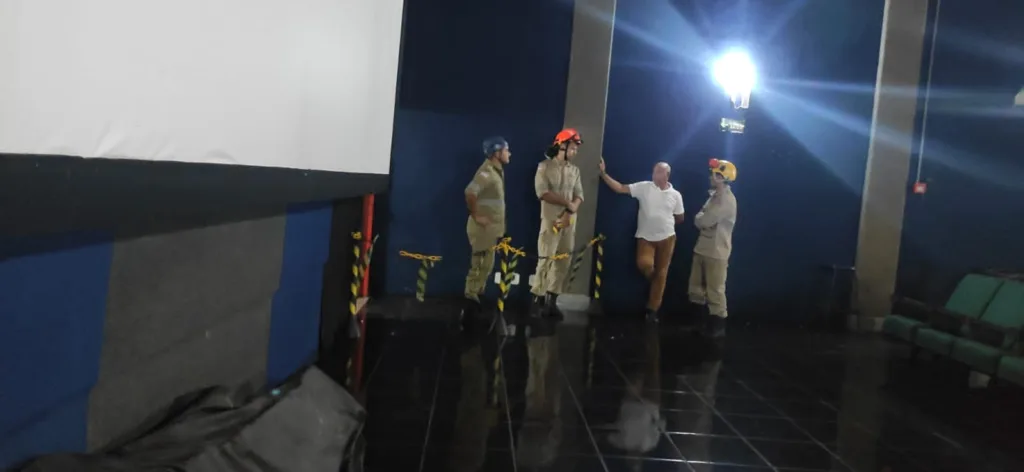 Teto Cinema desaba