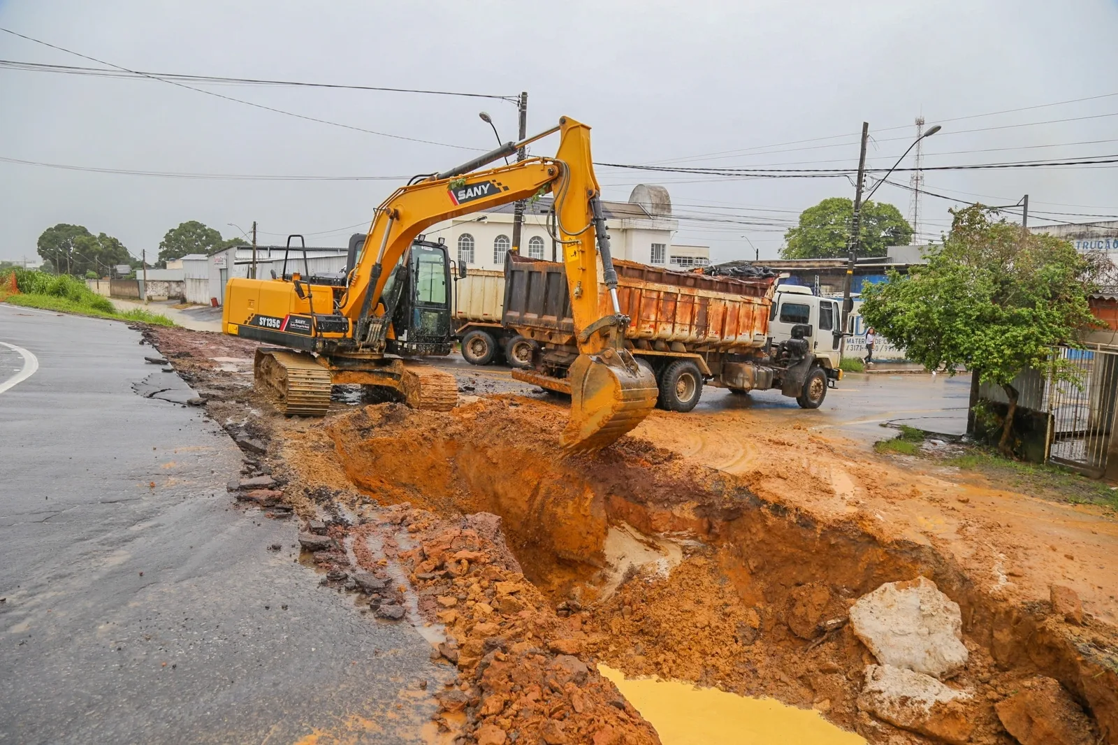 Prefeitura de Linhares abre canal na BR 101 para eliminar alagamentos