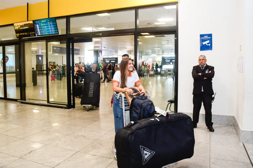 Luna Hardman é recebida com festa no aeroporto após conquistar o bicampeonato mundial