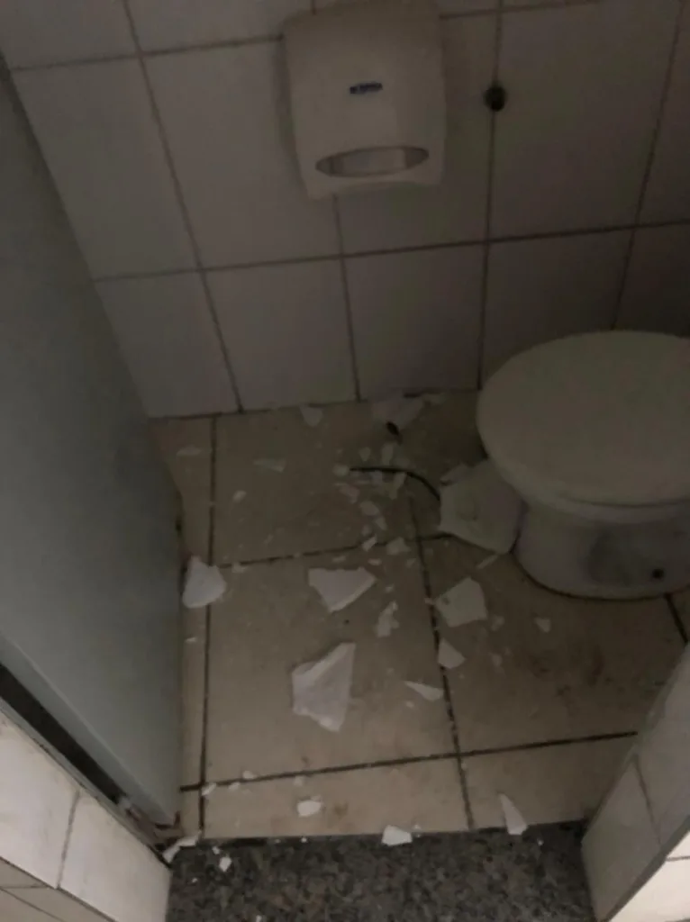 Suspeitos invadem estacionamento e furtam varios objetos - centro de vitoria