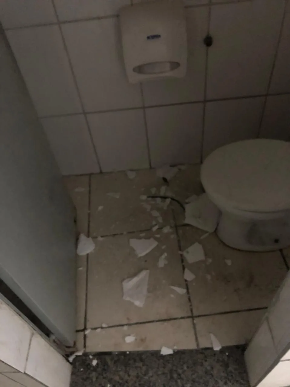 Suspeitos invadem estacionamento e furtam varios objetos - centro de vitoria