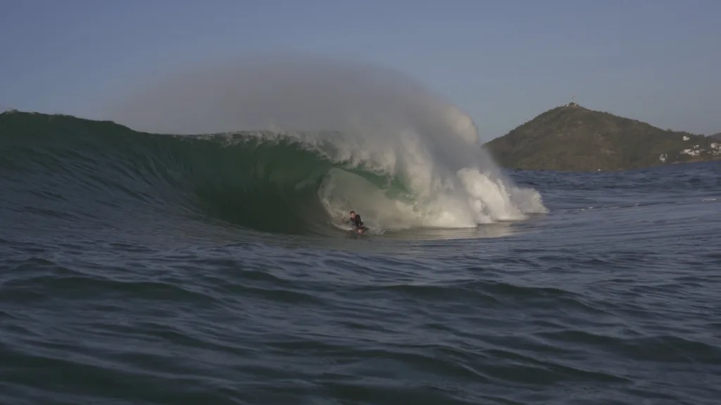 Sessão de surfe de ondas grandes no pico chamado de 2012, em Vila Velha