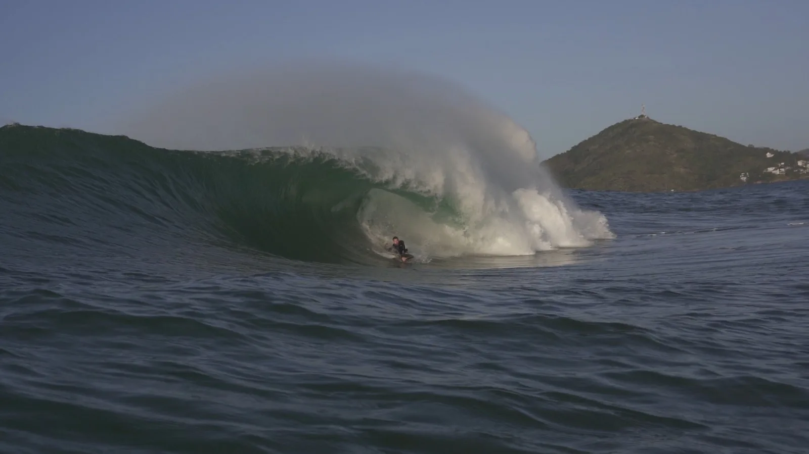 Sessão de surfe de ondas grandes no pico chamado de 2012, em Vila Velha
